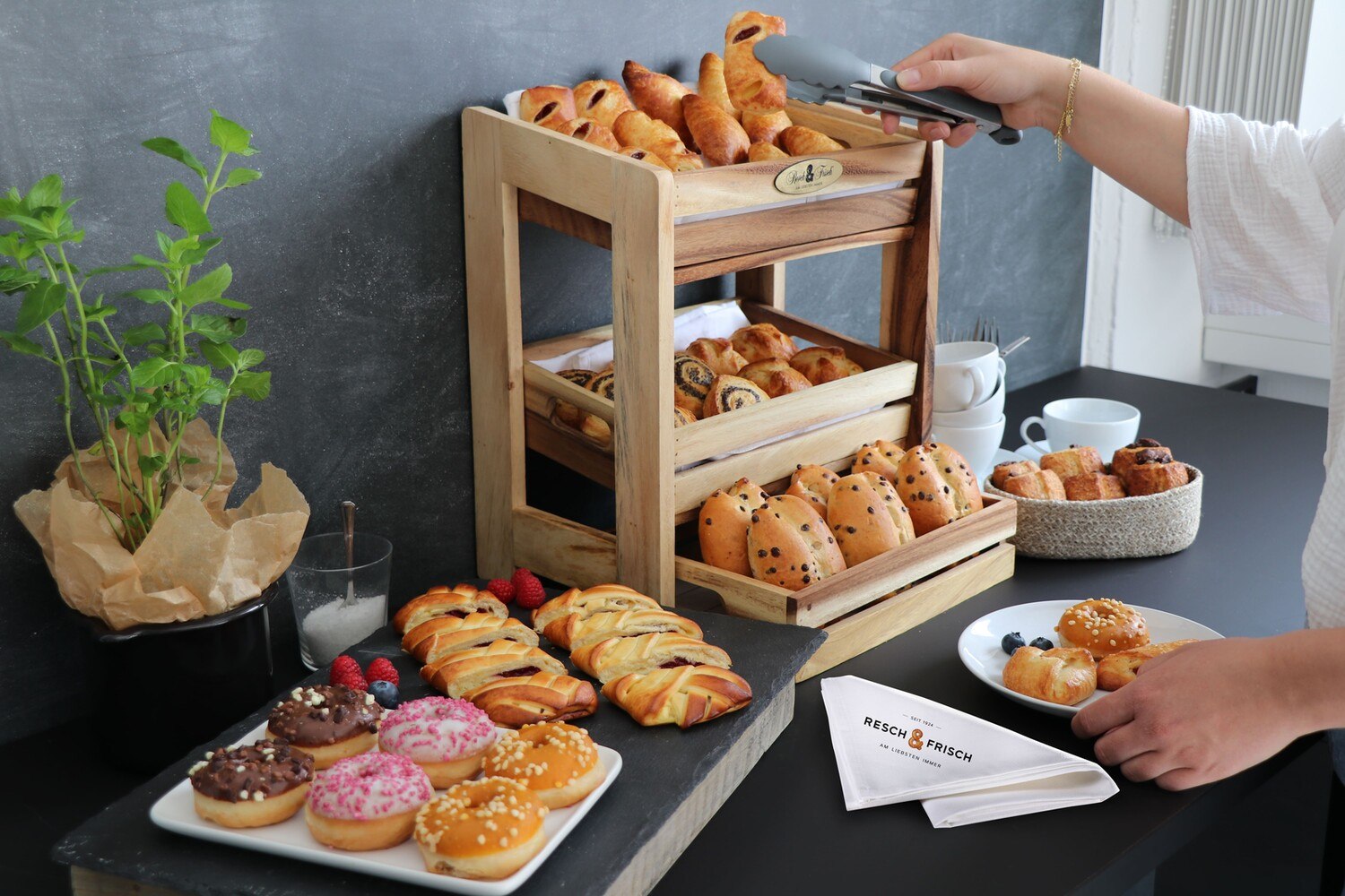 v.l.n.r. DI (FH) Bernhard Prechtl (Produktion&Logistik, Management Services), Wolfgang Frießnegg (Produktion&Logistik), Georg Resch (Geschäftsführer & Eigentümer), Mag. Sabine Schgör (Sales), Gerhard Leimer, Msc. (Finanzen) © Resch&Frisch