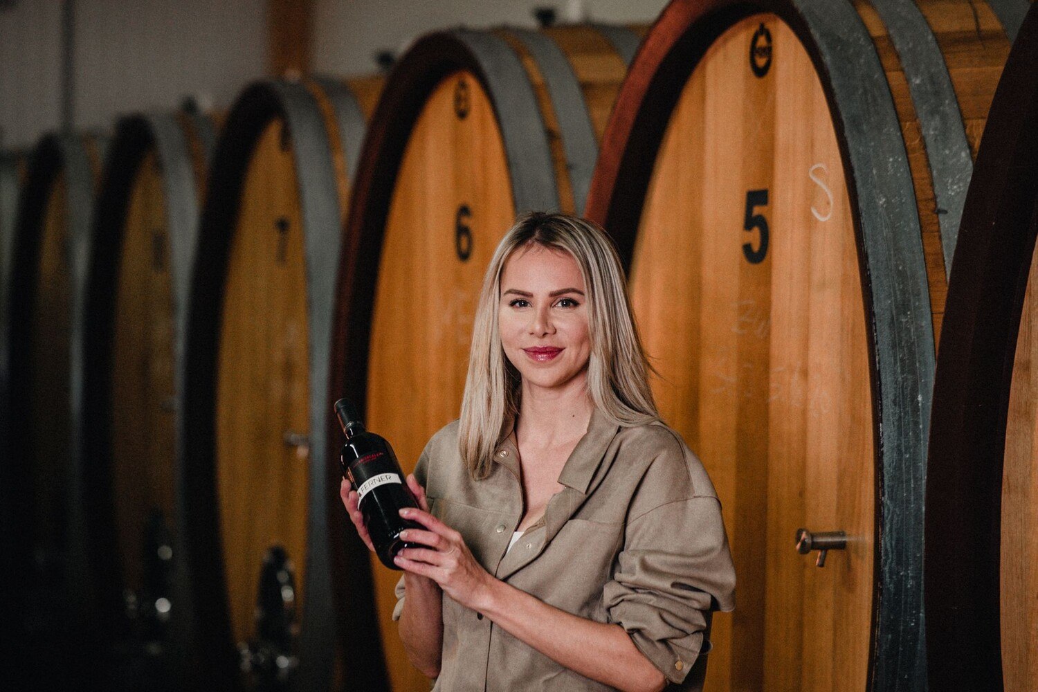 „Wenn man sich so intensiv wie wir mit den Böden beschäftigt, ist die biologische Bewirtschaftung nicht mehr fern“: Winzerin Karoline Taferner, seit 2022 