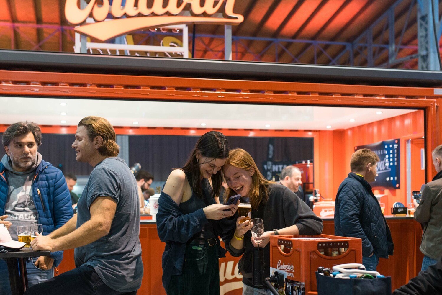 Ja, auch größere Namen wie etwa Budweiser stellen aus. 