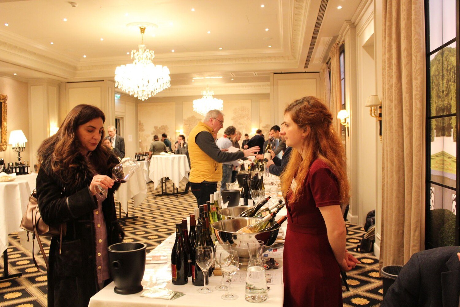 Vertieft in die kunstvolle Welt französischer Weine: Hier wird jeder Schluck zu einer Reise durch die berühmtesten Weinregionen. © Business France