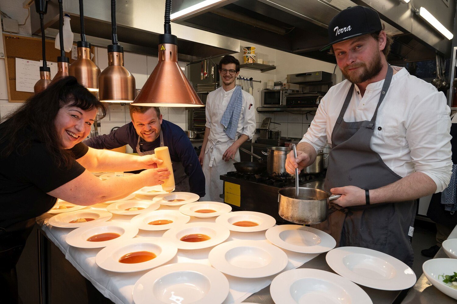 Die beiden Köche bereiteten gemeinsam mit Renate Zierler ein 6-Gänge-Menü zu. Dazu gab es eine Weinbegleitung sowie Livemusik. © Dreams Happen