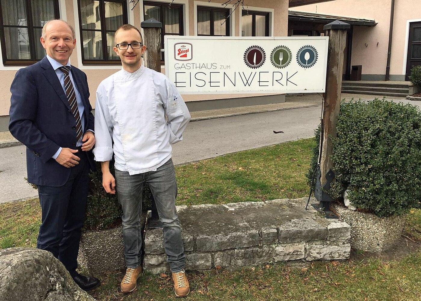 Georg Hemetsberger, Vorstandsvorsitzender im Eisenwerk Sulzau-Werfen (l.), sucht einen Nachfolger für Rupert Eibl, der nach acht Jahren seine Tätigkeit im „Gasthaus zum Eisenwerk“ beendet, um sich verstärkt auf sein zweites Lokal in Golling zu konzentrieren. © Gasthaus Eisenwerk