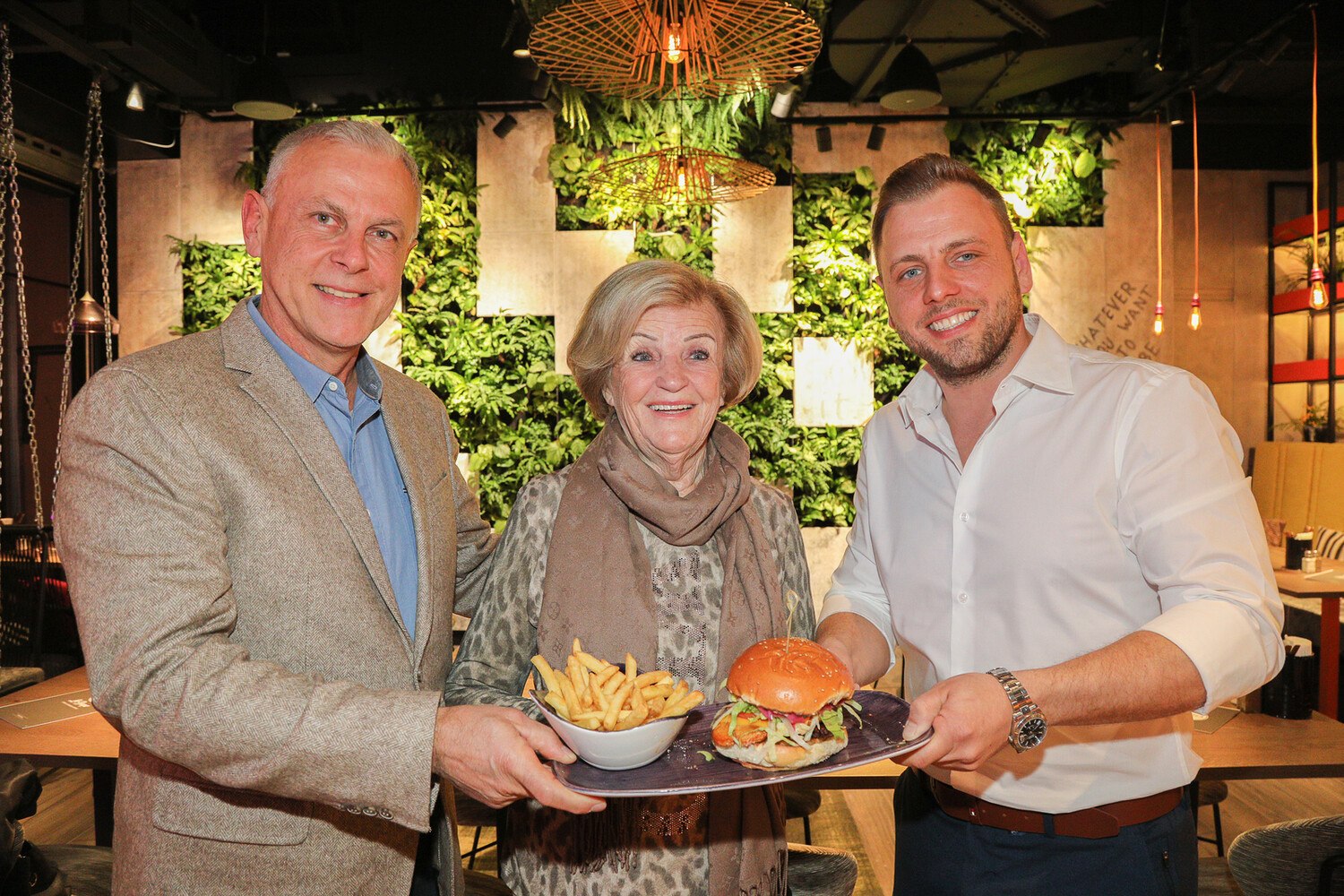 Drei Generationen: Dr. Thomas Tauber, Hilda Tauber, Lukas Tauber © Robin Consult