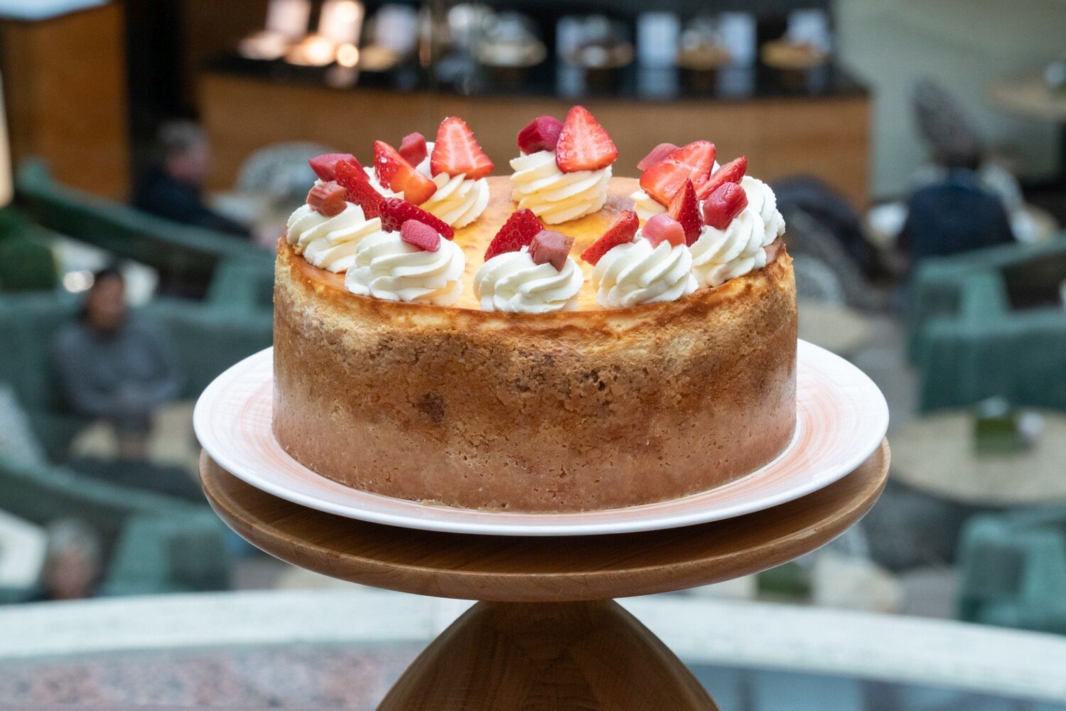 Wie schon bei den letzten Tastings werden die Cheesecakes von den Teilnehmern online bewertet und der Sieger-Cheesecake wird für ein halbes Jahr im Garten Café erhältlich sein. Dieter Fenz, General Manager des Vienna Marriott Hotel: „Ich freue mich auch dieses Mal auf ein spannendes freundschaftliches Cheesecake-Battle.“ © Vienna Marriott