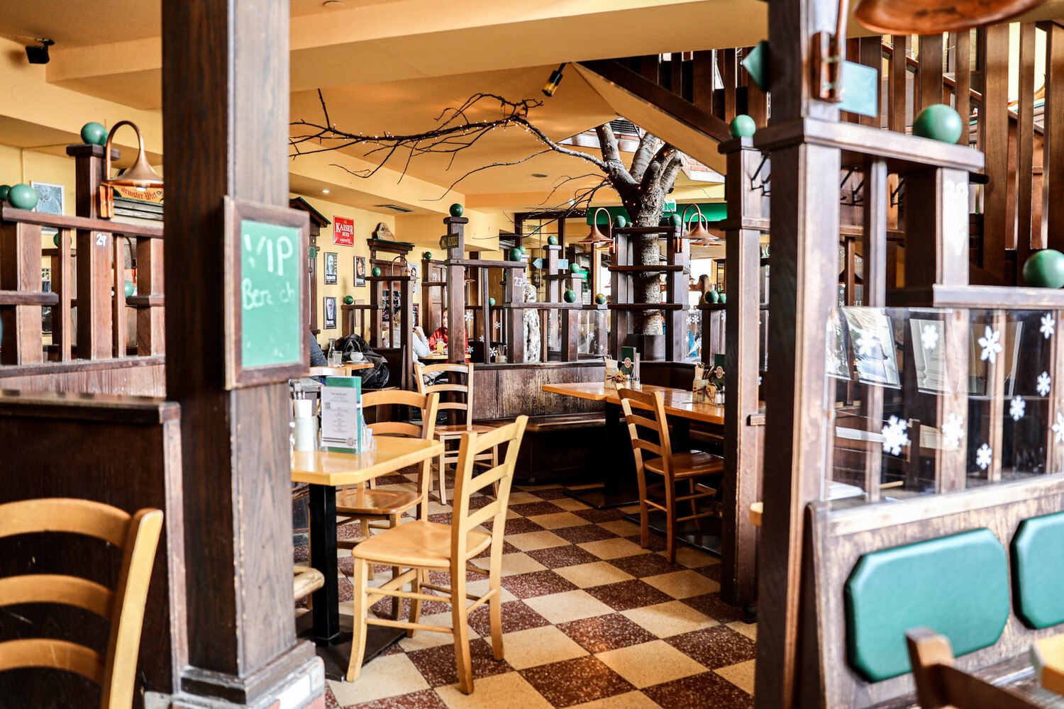 Das Café Einstein wurde in den 1960er Jahren von Josef Gross gegründet und 2015 von der Gastrofamilie Danesh übernommen. © ivanashoots