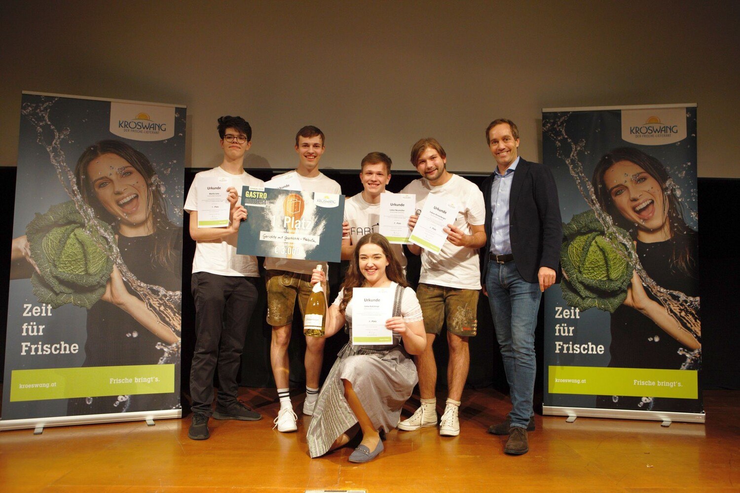 Platz 1: Gerichte mit Geschichte - Fabula (Tourismusschule Bad Leonfelden)
Hier kann man Österreichs Geschichte kulinarisch erleben. Neben dem Restaurant gibt es ein Café mit Omas Mehlspeisen, eine Location für Hochzeiten und Feiern sowie ein kleines Museum. SeniorInnen werden als MitarbeiterInnen gewonnen - so bleiben traditionelle Rezepte erhalten und das Projekt erfüllt auch einen sozialen Zweck. Top-Präsentation, ein würdiges Siegerteam.
  © Alexander Grübling