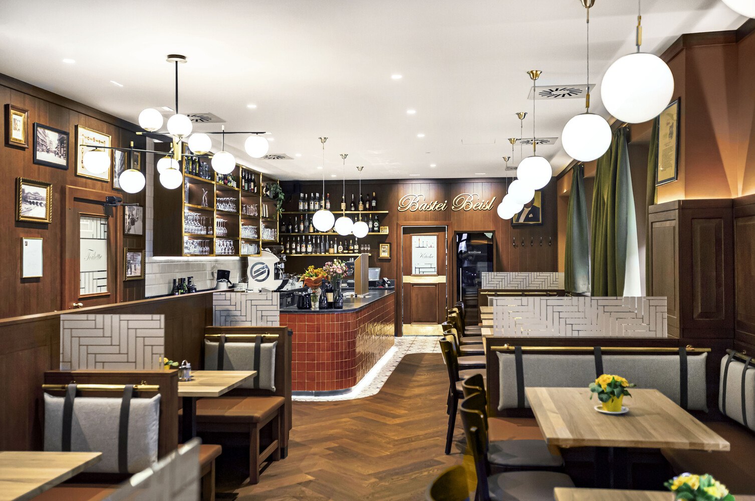 Der Gastraum wirkt jetzt offener. Auf das Fischgrätparkett (Eiche) sind die Scheiflingers besonders stolz, die Strukturfliesen im Bereich der Schank zitieren das klassische Wiener Zinshaus. Auf die Laufwege des Personals wurde besonders geachtet. © Derenko