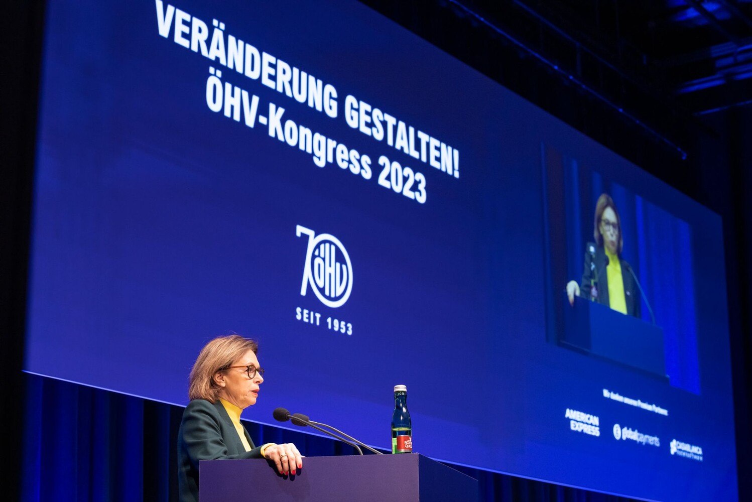 Tourismusstaatssekretärin Susanne Kraus-Winkler sprach am Kongress über die Zukunft des Tourismus in Österreich. Top-Themen seien Nachhaltigkeit, Arbeitsmarkt, Digitalisierung. © ÖHV / Florian Lechner