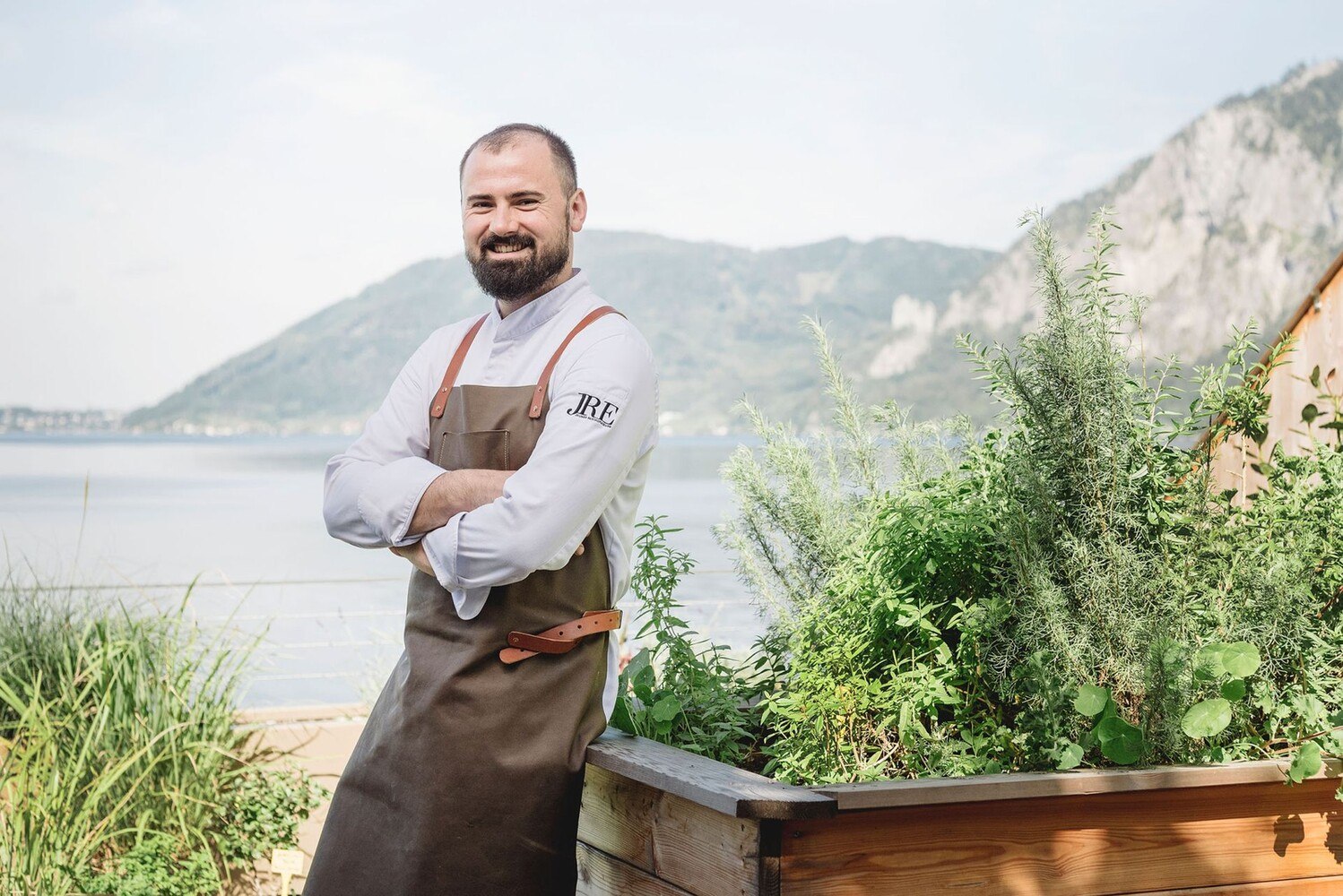 Lukas Nagl im hauseigenen Kräutergarten. © www.traunseehotels.at, Christof Wagner