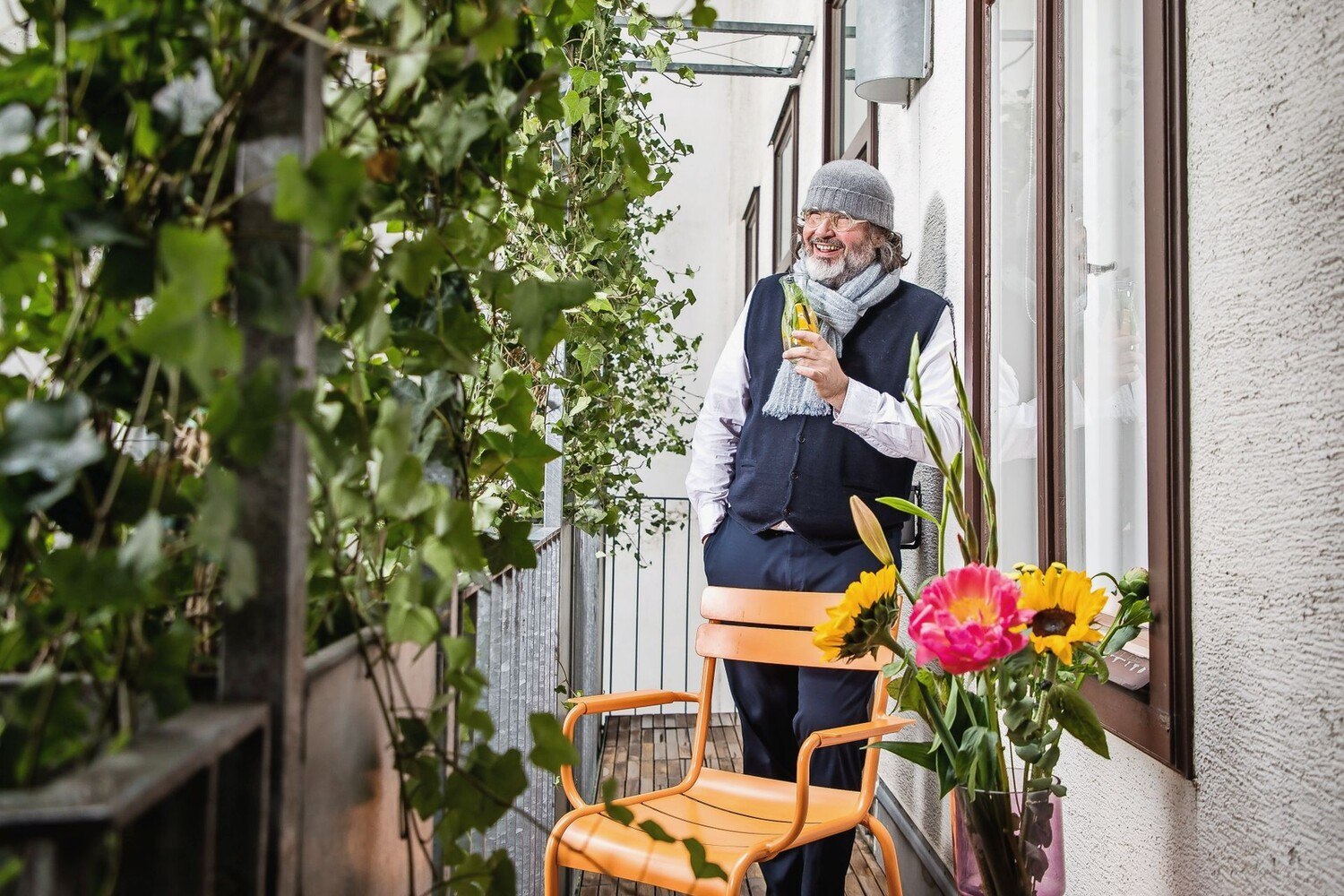 Robert Hollmann bei der Einnahme eines Getränks auf einem kleinen Balkon der Beletage in Wien © Gernot Gleiss - Hollmann Beletage