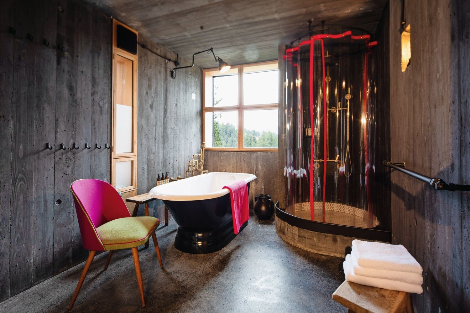 Blick ins Bad der Hütte Franzi auf der Turrach. Hier hat Hollmann drei Troadkästen liebevoll renoviert. © Heldentheater