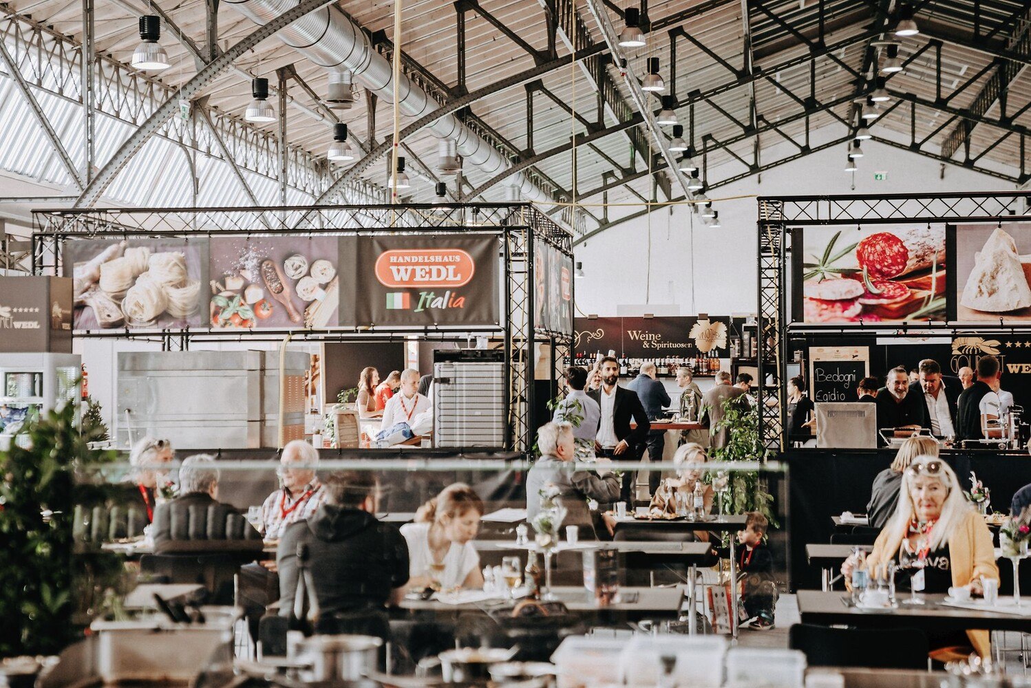 Wedl-Genusswelten auf der Fafga: Kunden und Fachbesucher dürfen sich auf kulinarische Verkostungen italienischer Spezialitäten freuen – in fester wie in flüssiger Form. © Handelshaus Wedl
