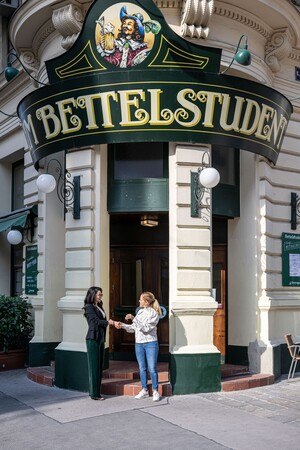 Die beiden Unternehmerinnen Jennifer Salchenegger und Maha Danesh vor dem Eingang zum Bettelstudenten in Wien. © Nikolaus Mautner Markhof