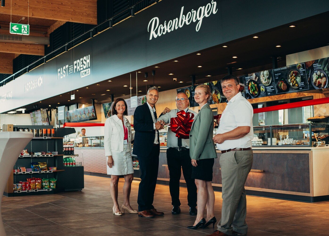 Eröffneten Österreichs bisher größten Roosehill Foodpark: Landtagsabgeordnete Doris Schmidl, Hartmut Graf, CEO der TQSR Group, ASFINAG-Geschäftsführerin Tamara Christ. © Rosehill Foodpark