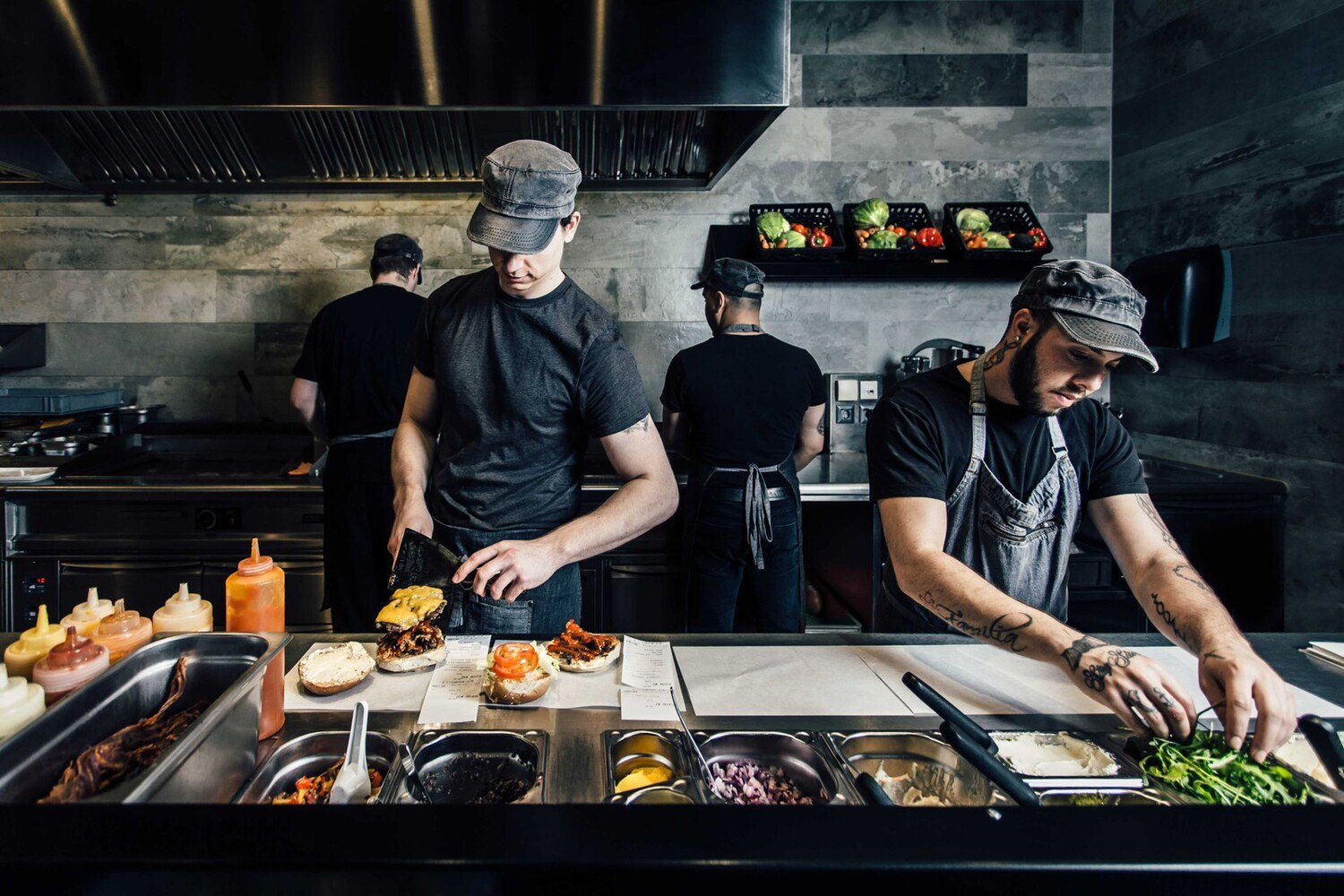 Eine Le Burger-Küchenmannschaft bei der Arbeit. © Le Burger