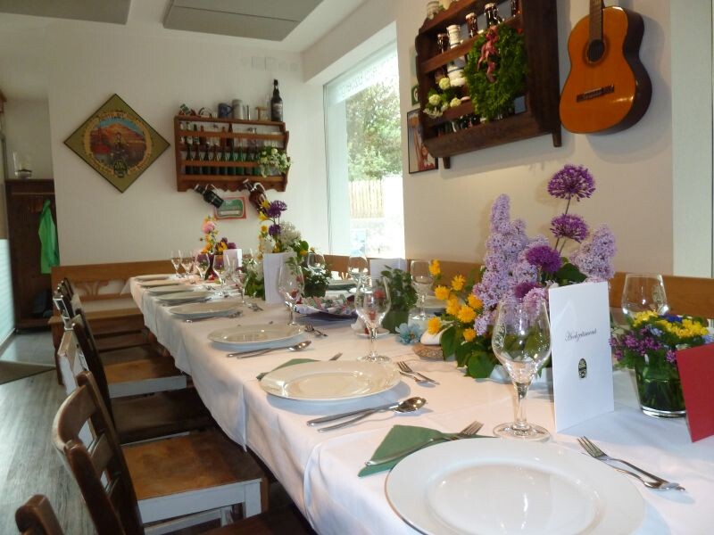 Insgesamt bietet das Erzbergbräu 45 Gästen Platz. Auf die Terrasse passen 32. Die Küche ist voll ausgestattet und setzt auf Regionalität. Der Betrieb ist Mitglied bei Slow Food Steiermark. © Erzbergbräu